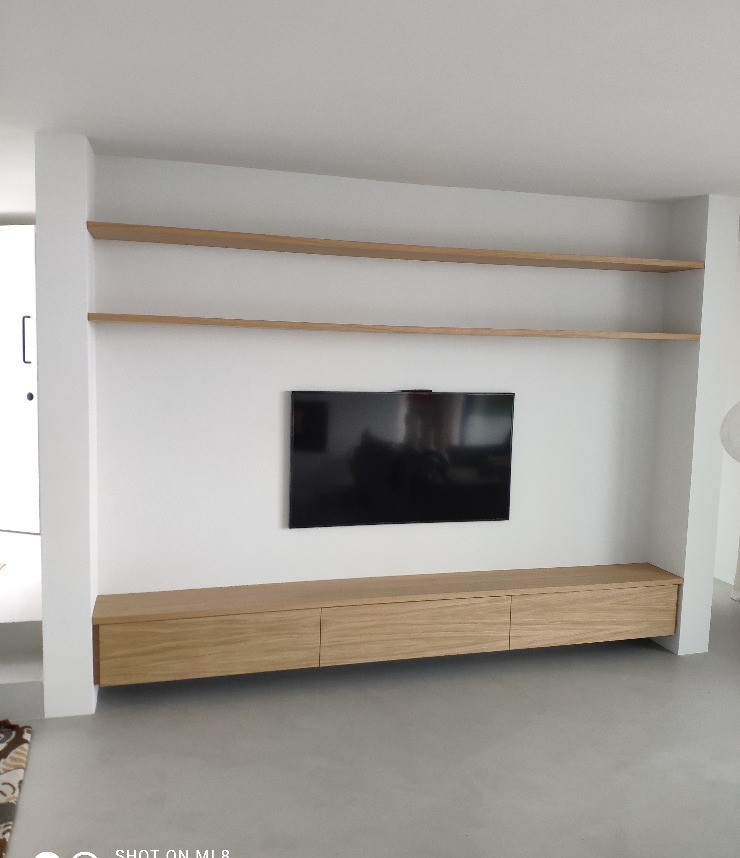 Mueble comedor de madera de roble.