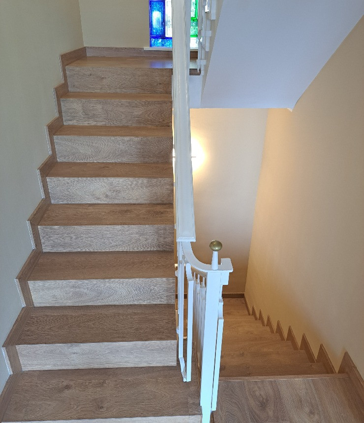 Escaleras revestidas con parquet de madera.